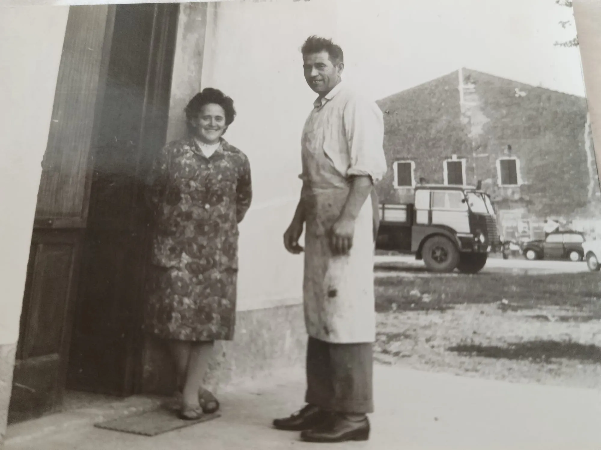 I fondatori davanti alla prima macelleria
