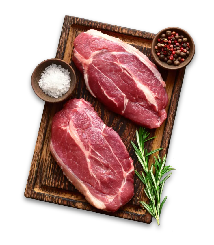 Tagliere con bistecche fresche, sale e rosmarino